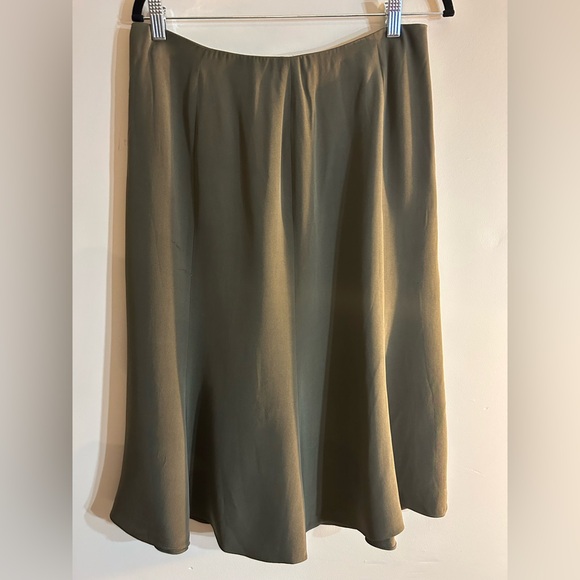 VINTAGE JONES NEW YORK Silk Olive Green Skirt. WAIST-16". Length-28". - Picture 2 of 3